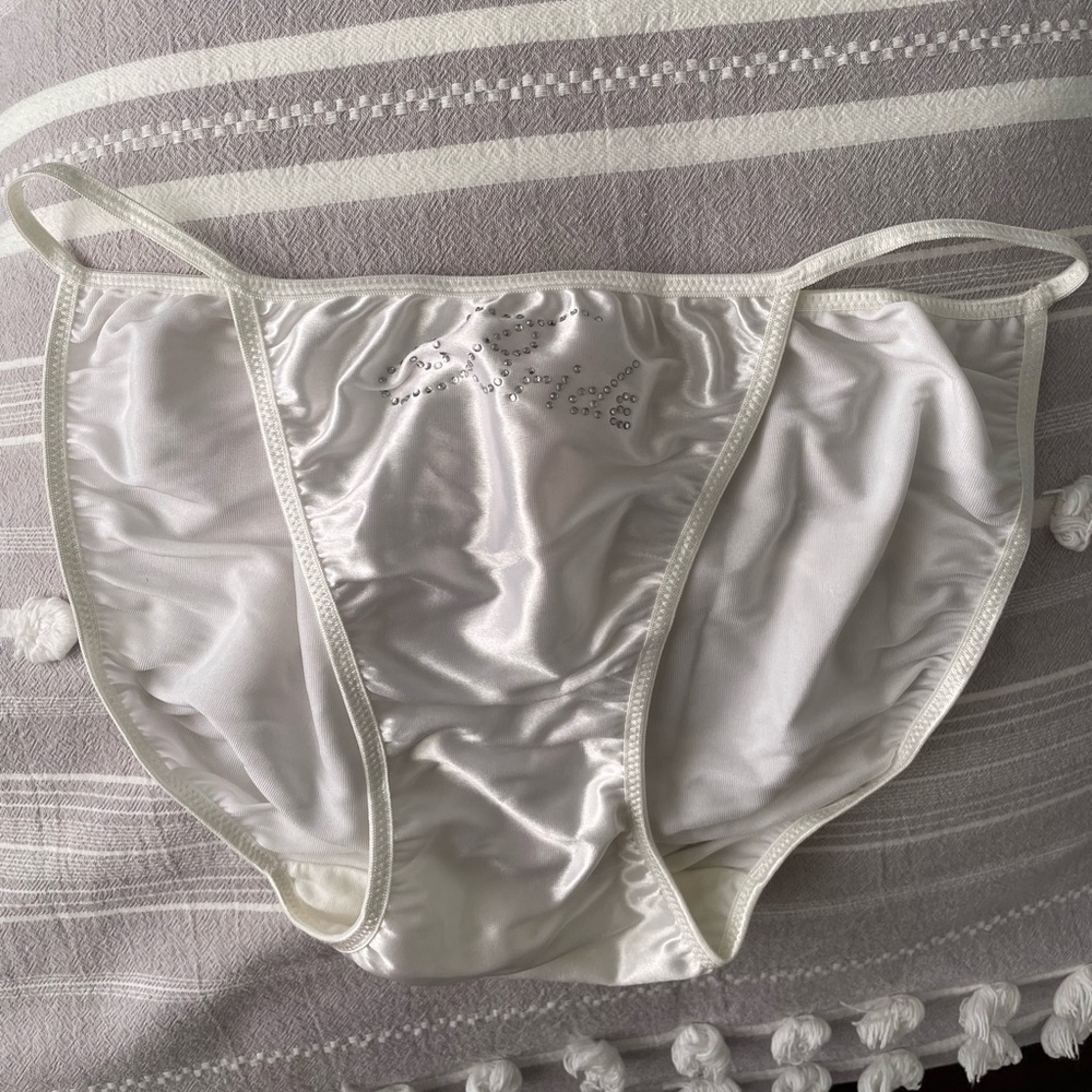 NWT Victoria’s Secret Second Skin String Bikini Panty